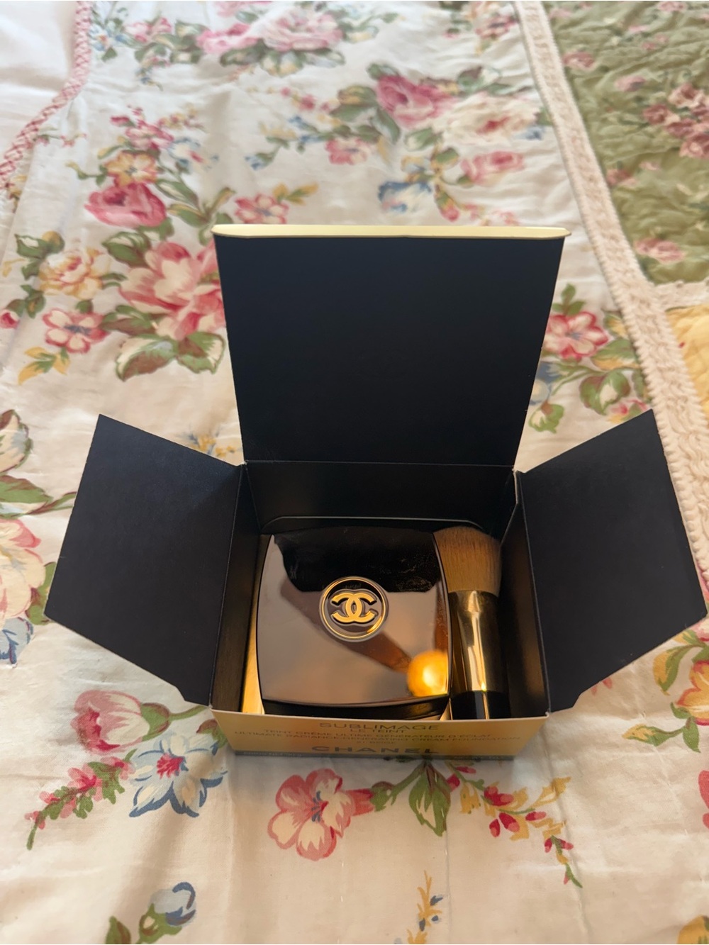 CHANEL Sublimage Le Teint Cream Foundation - Gold & Black Packaging new . - Picture 2 of 2